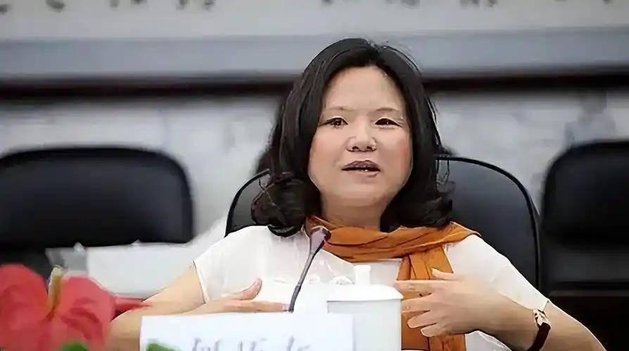 中国败类，给美国捐95亿，拒绝给中国农民发工资，如今靠卖房苟且