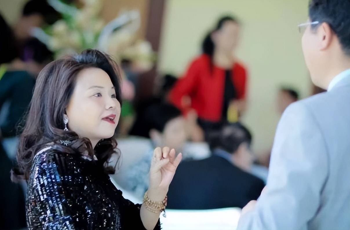 中国败类，给美国捐95亿，拒绝给中国人发工资，现在靠卖房苟且