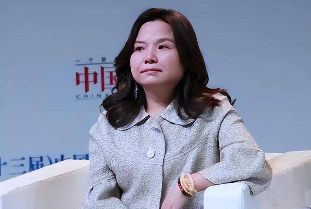 “中国败类”何巧女，拖欠员工工资却捐款美国95亿，如今下场如何