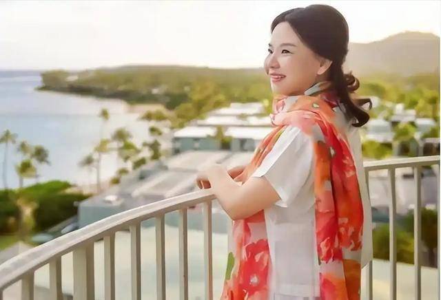 “中国败类”何巧女，拖欠员工工资却捐款美国95亿，如今下场如何