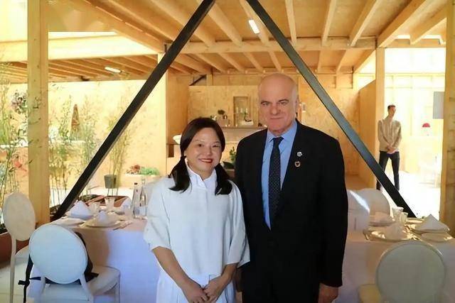 “中国败类”何巧女，拖欠员工工资却捐款美国95亿，如今下场如何
