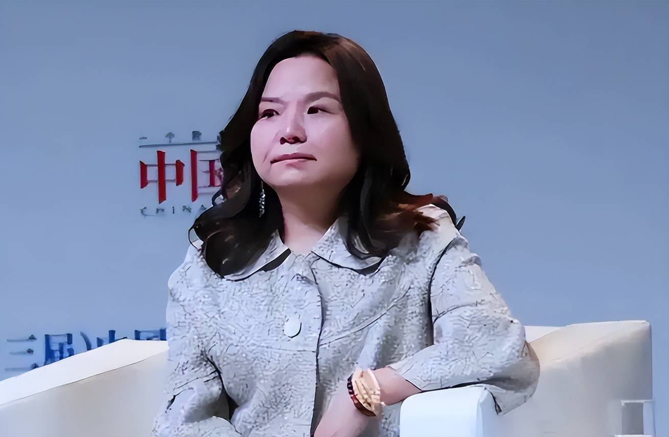 中国败类何巧女，拖欠员工工资捐款美国95亿，现在靠卖房还债