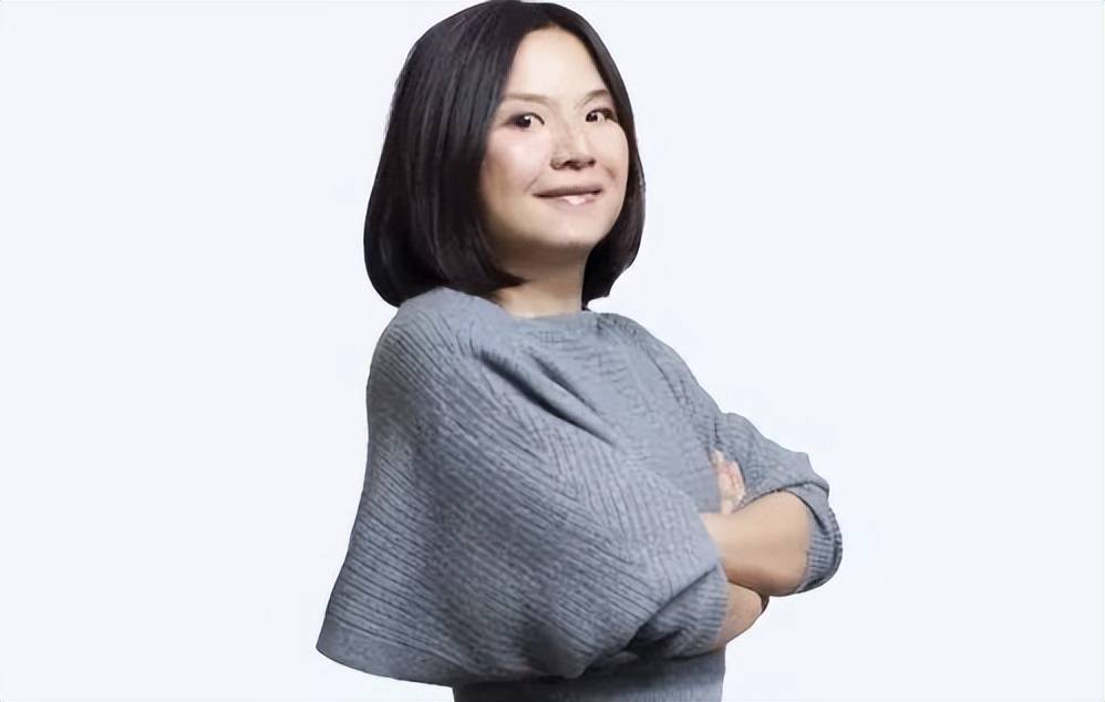 中国败类何巧女，拖欠员工工资捐款美国95亿，现在靠卖房还债