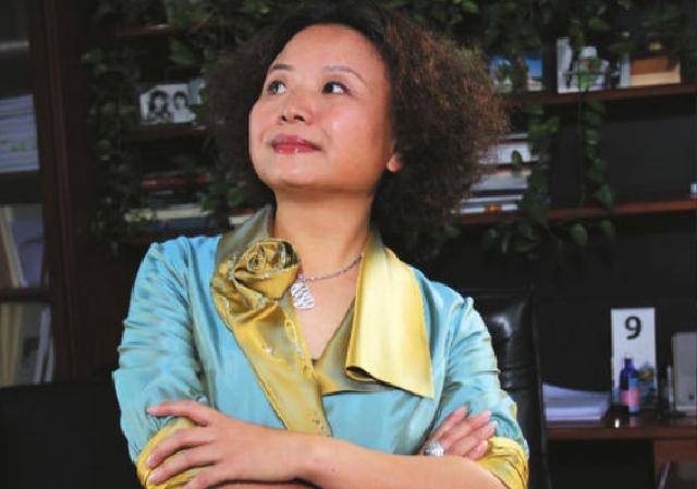 中国富婆捐美近百亿元，对国内却诺而不捐，如今落魄到发不出工资