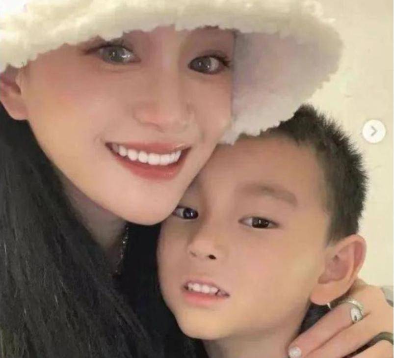 当了吴秀波7年小三的陈昱霖，出狱后高调晒儿子，还在想嫁入豪门