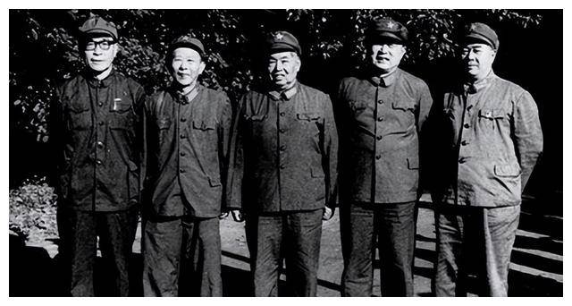 他调任中央，在军委和国务院都有分工，看问题较简单，一时难适应