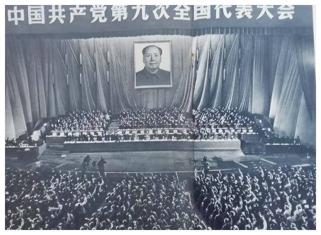 他调任中央，在军委和国务院都有分工，看问题较简单，一时难适应