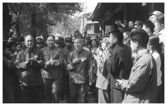 他调任中央，在军委和国务院都有分工，看问题较简单，一时难适应
