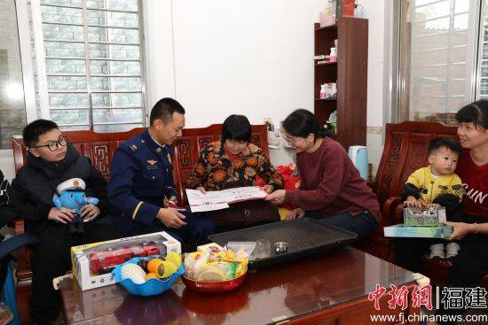 （新春走基层）福建漳州：消防员林芳艺的“新年礼物”