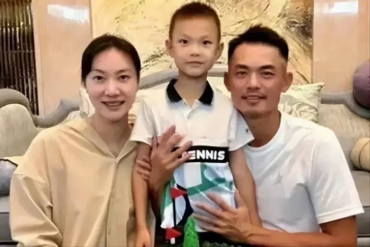 林丹8岁儿子西班牙学网球，一年学费40万，谢杏芳陪读、夫妻分居