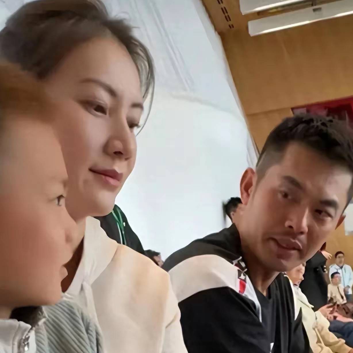 林丹8岁儿子西班牙学网球，一年学费40万，谢杏芳陪读、夫妻分居