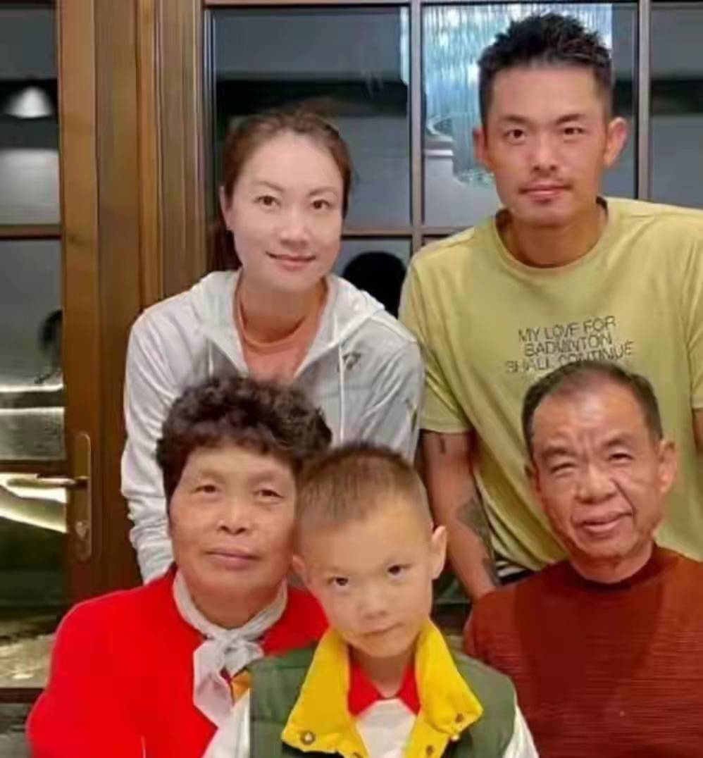 林丹8岁儿子西班牙学网球，一年学费40万，谢杏芳陪读、夫妻分居