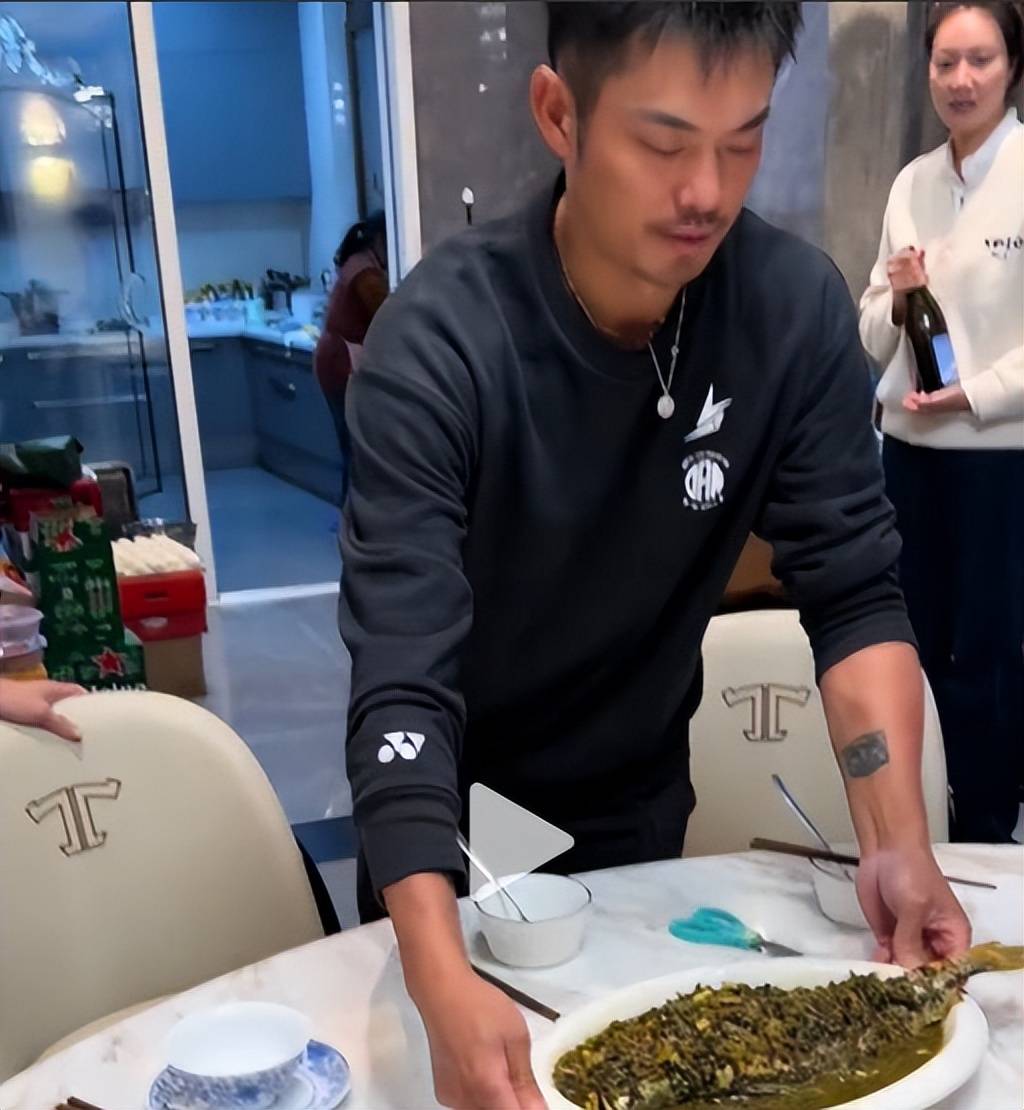 林丹回老家1人做12道菜，晒千万豪宅+喝茅台，谢杏芳和婆婆关系好