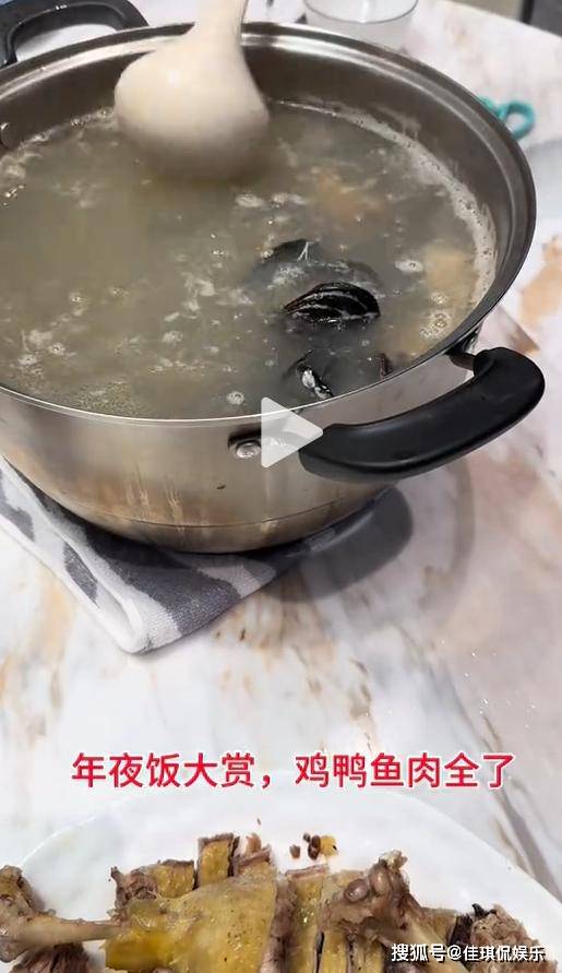 林丹一个人做12道年夜菜，晒龙岩豪宅喝茅台，谢杏芳和婆婆关系好
