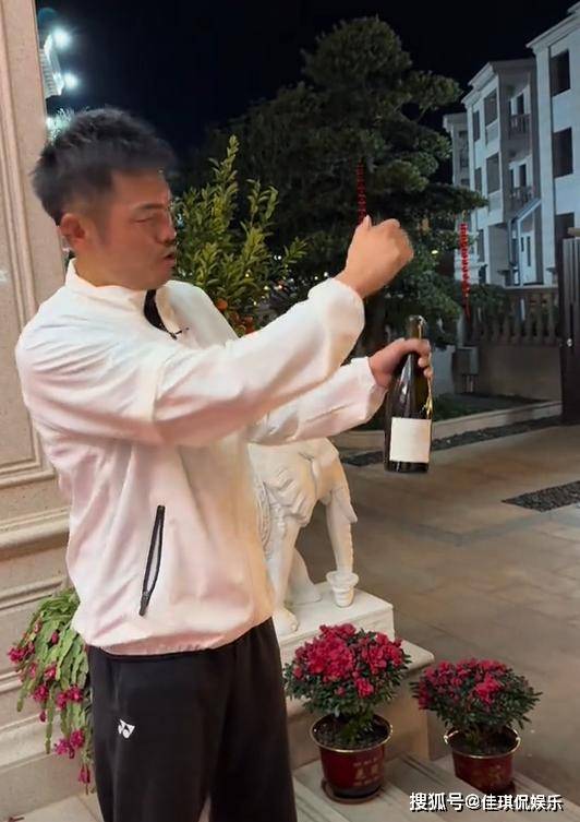 林丹一个人做12道年夜菜，晒龙岩豪宅喝茅台，谢杏芳和婆婆关系好