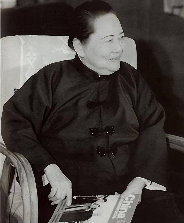 回顾建国之初，毛主席2次主动要求降工资，宋庆龄为何工资最高？