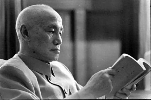 1945年，毛主席赴重庆谈判，陈龙伪装成秘书贴身保护43天