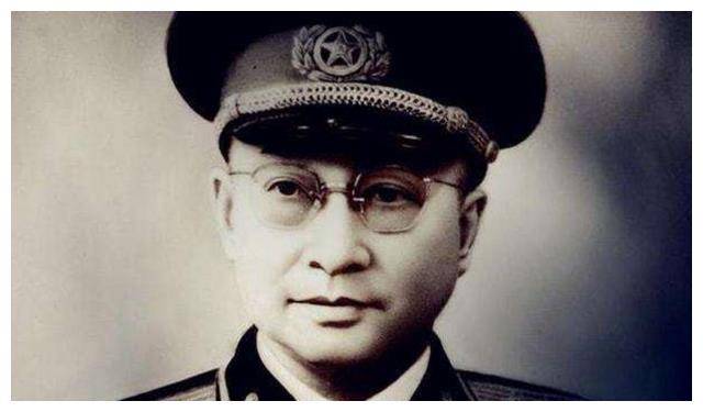 55年授衔结束，陈赓直奔西花厅，吩咐秘书：赶紧给我和颖超照张相