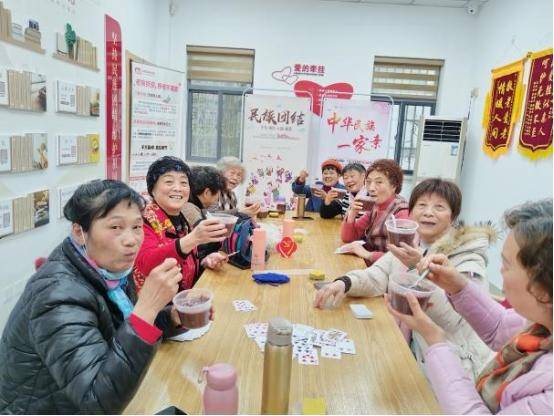 香城花园社区开展“温暖冬日 伴你‘粥'全”长者娱乐活动