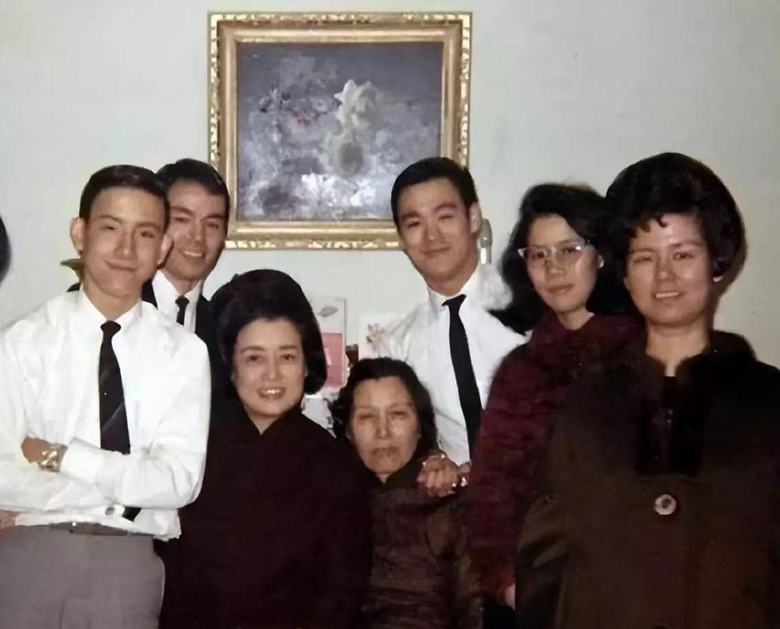 震惊！李小龙二姐李秋凤去世，李小龙女儿李香凝晒旧照悲痛悼念！