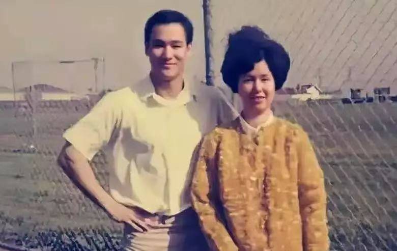 震惊！李小龙二姐李秋凤去世，李小龙女儿李香凝晒旧照悲痛悼念！