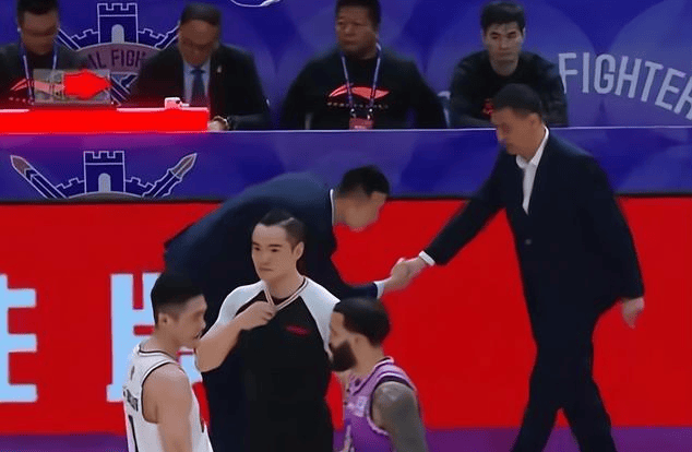 弯腰闵鹿蕾显礼貌，无视李秋平显霸气，被杨鸣欣赏显才气