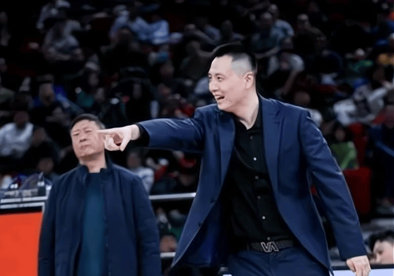 卢伟一碗水端平，他却闹情绪，李秋平巧妙化解，上海男篮让人眼馋