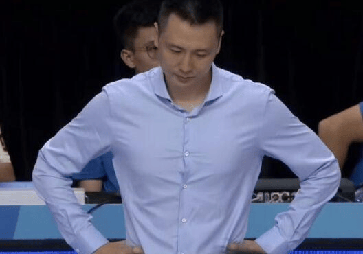 卢伟一碗水端平，他却闹情绪，李秋平巧妙化解，上海男篮让人眼馋