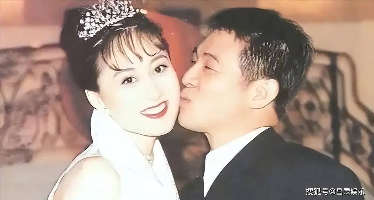 李连杰晒妻子照片，61岁利智衰老如奶奶，而62岁黄秋燕仍然美艳动人！