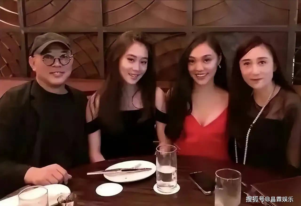 李连杰晒妻子照片，61岁利智衰老如奶奶，而62岁黄秋燕仍然美艳动人！
