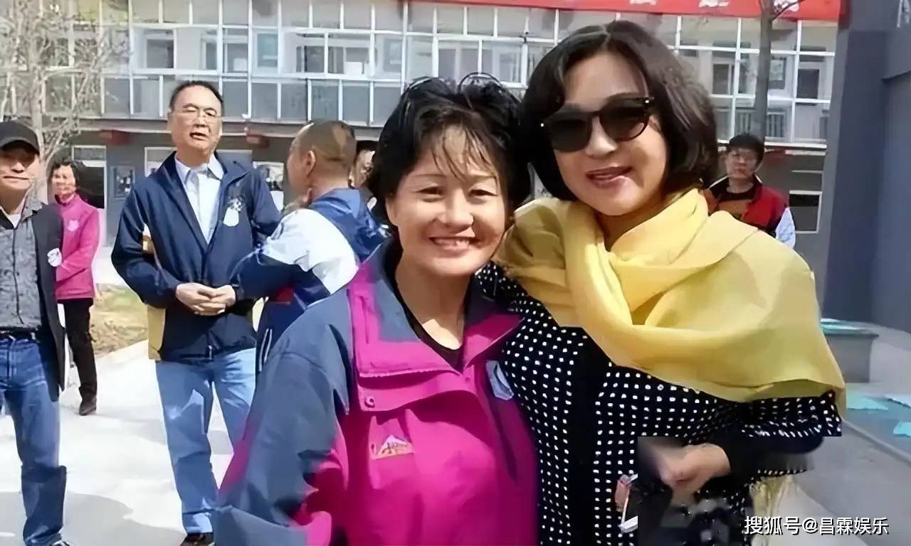 李连杰晒妻子照片，61岁利智衰老如奶奶，而62岁黄秋燕仍然美艳动人！
