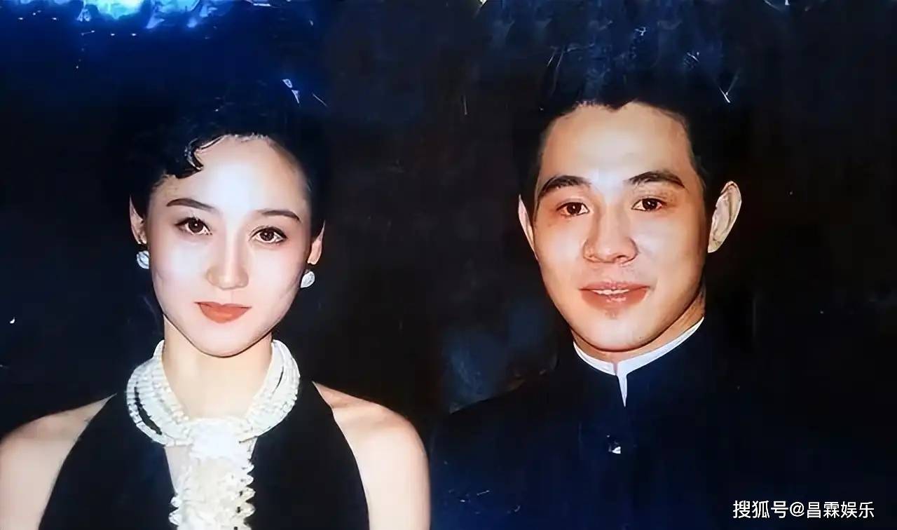 李连杰晒妻子照片，61岁利智衰老如奶奶，而62岁黄秋燕仍然美艳动人！
