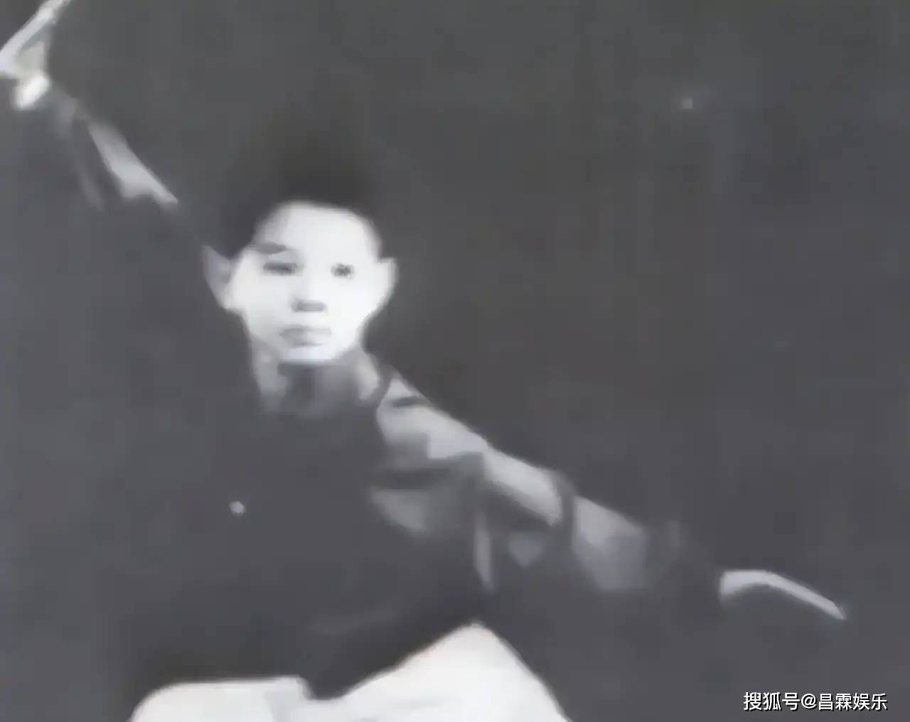 李连杰晒妻子照片，61岁利智衰老如奶奶，而62岁黄秋燕仍然美艳动人！