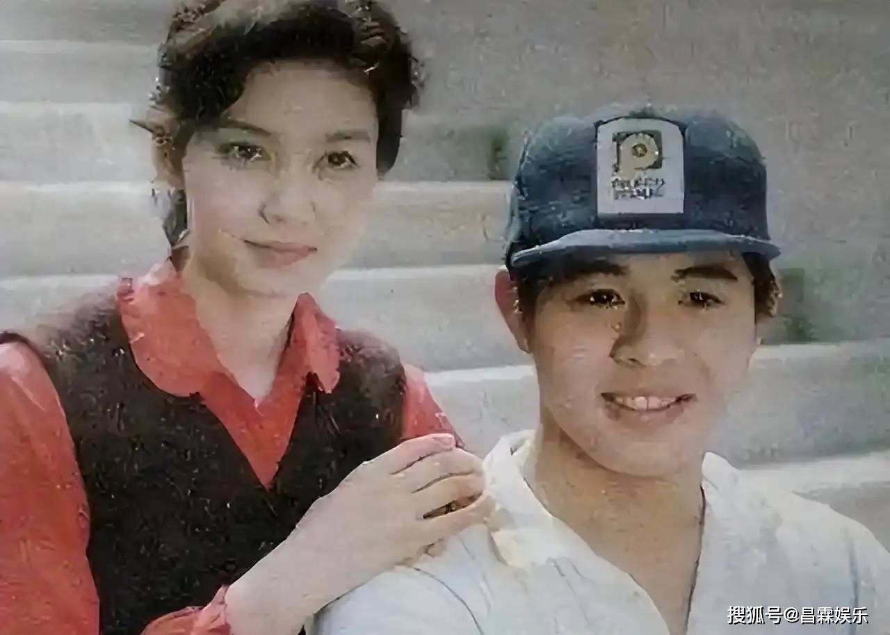 李连杰晒妻子照片，61岁利智衰老如奶奶，而62岁黄秋燕仍然美艳动人！