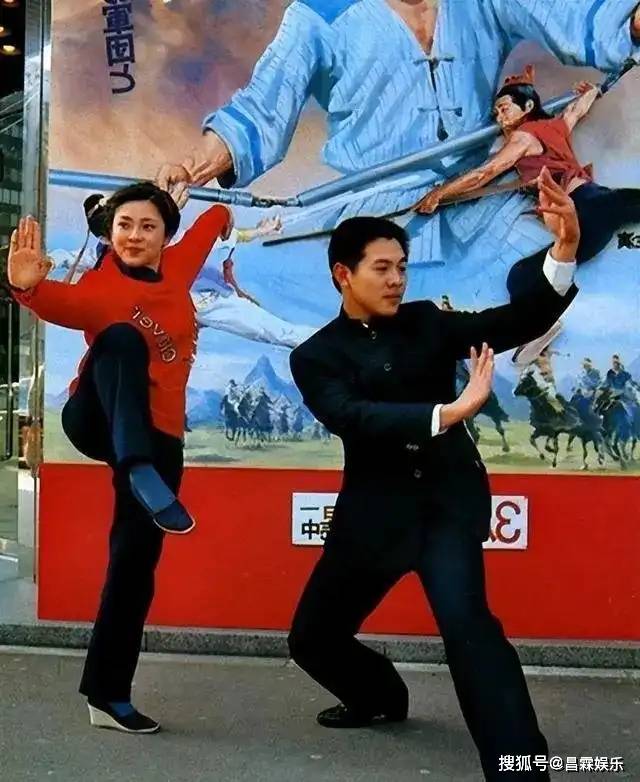李连杰晒妻子照片，61岁利智衰老如奶奶，而62岁黄秋燕仍然美艳动人！