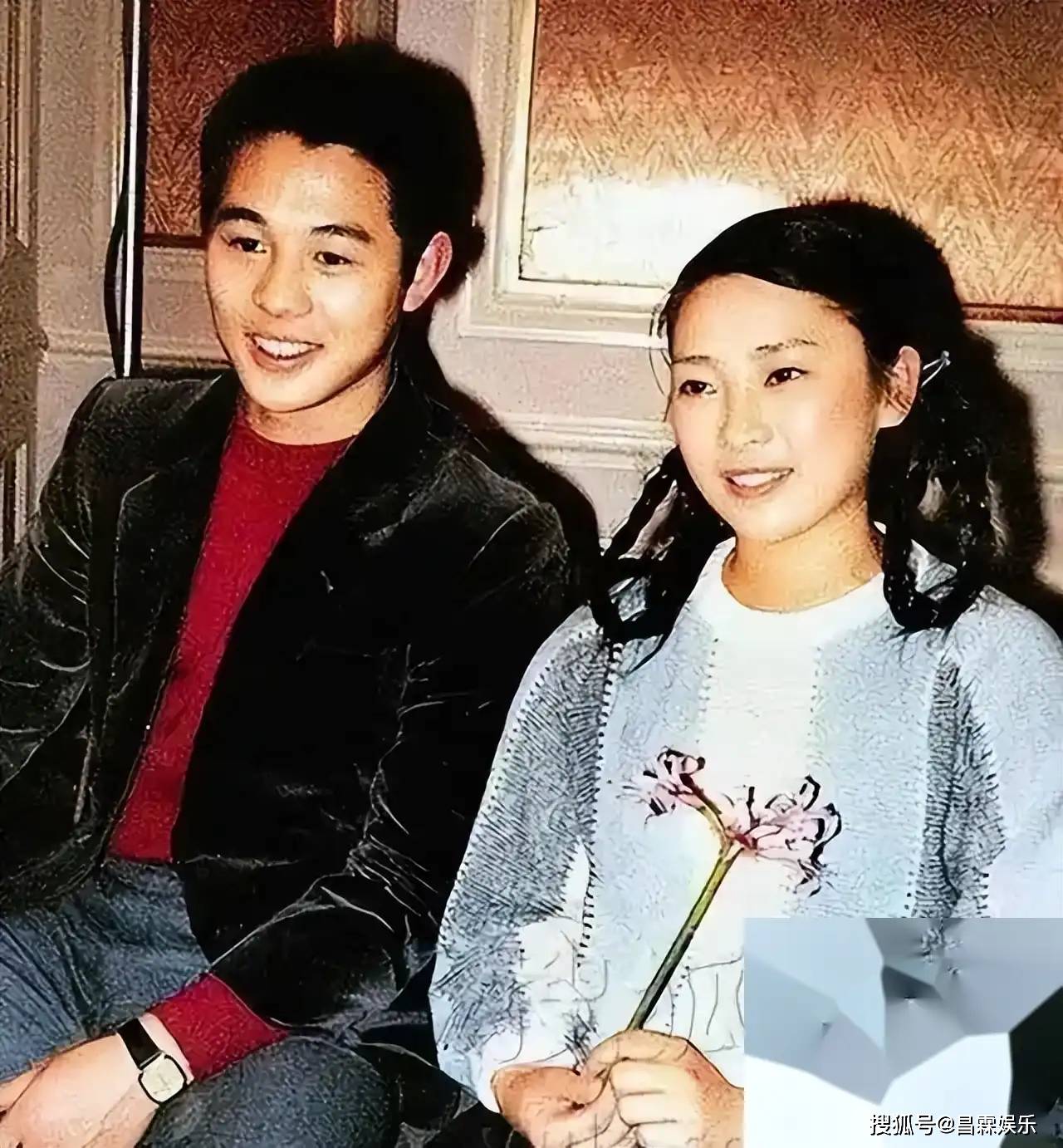 李连杰晒妻子照片，61岁利智衰老如奶奶，而62岁黄秋燕仍然美艳动人！