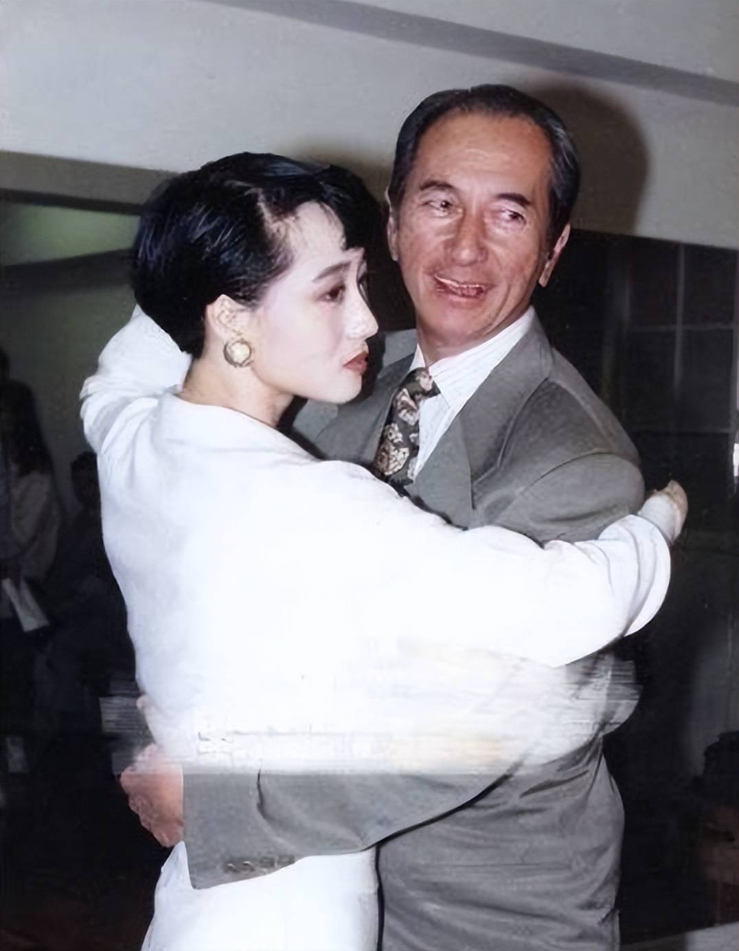 为了利智，李连杰抛弃了原配黄秋燕，黄秋燕现在过得怎么样了？