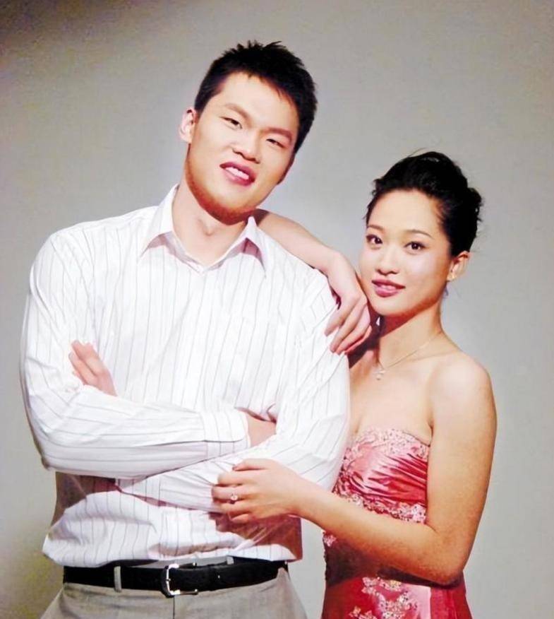 体操女神胡美：嫁篮球名将朱芳雨连生两胎，离婚12年，现状如何？