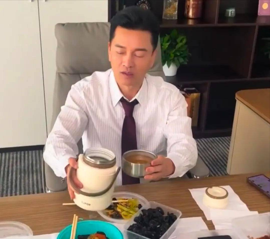 69岁吕良伟和61岁甄子丹同框吓傻网友，“冻龄男神”名不虚传