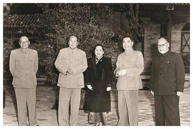 周总理邀请宋庆龄参加建国大业的亲笔信，笔力内秀，感人肺腑