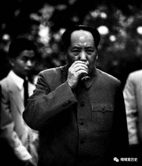 他们是毛主席坚强的后盾，随时可以见主席，无人敢阻拦
