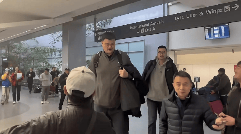 姚明现身美国，剪发、刮胡子、发胖、年轻焕发，身后张兆旭像保镖