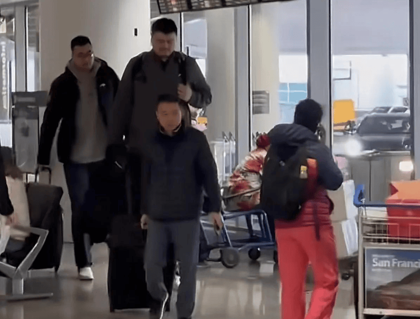 姚明现身美国，剪发、刮胡子、发胖、年轻焕发，身后张兆旭像保镖