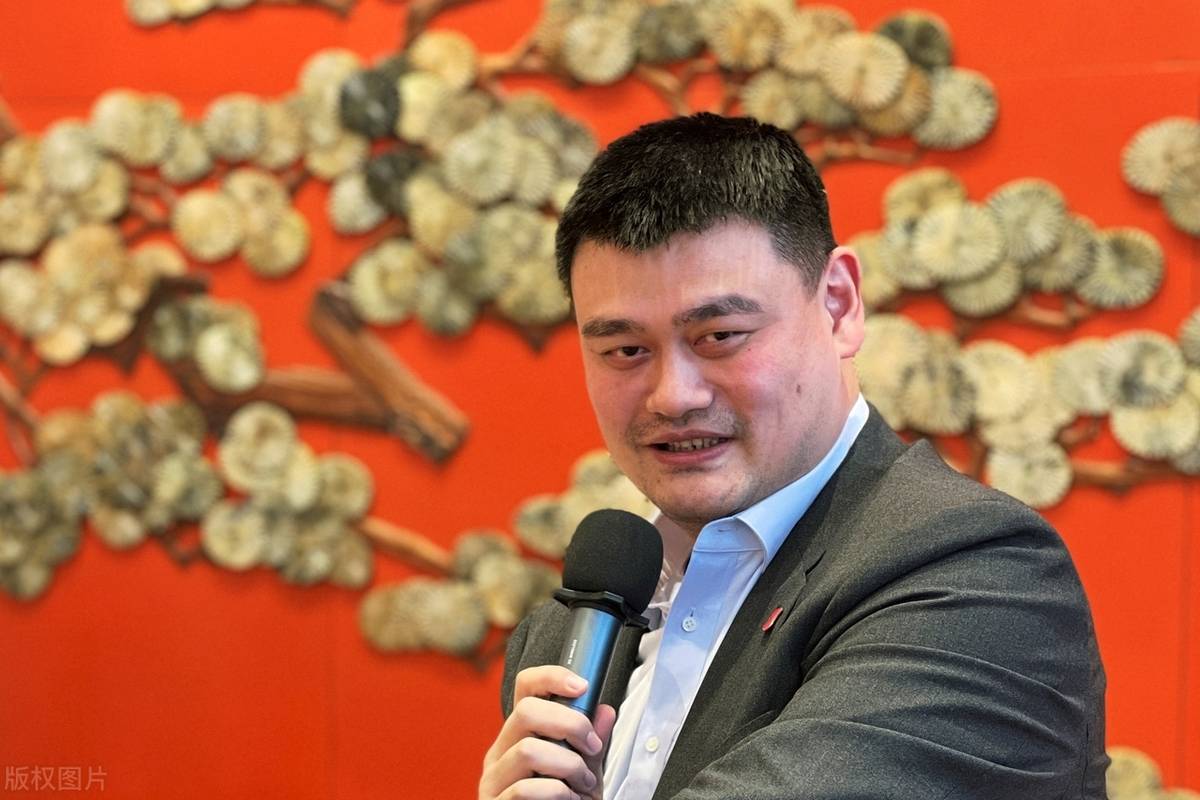 姚明现身美国，剪发、刮胡子、发胖、年轻焕发，身后张兆旭像保镖