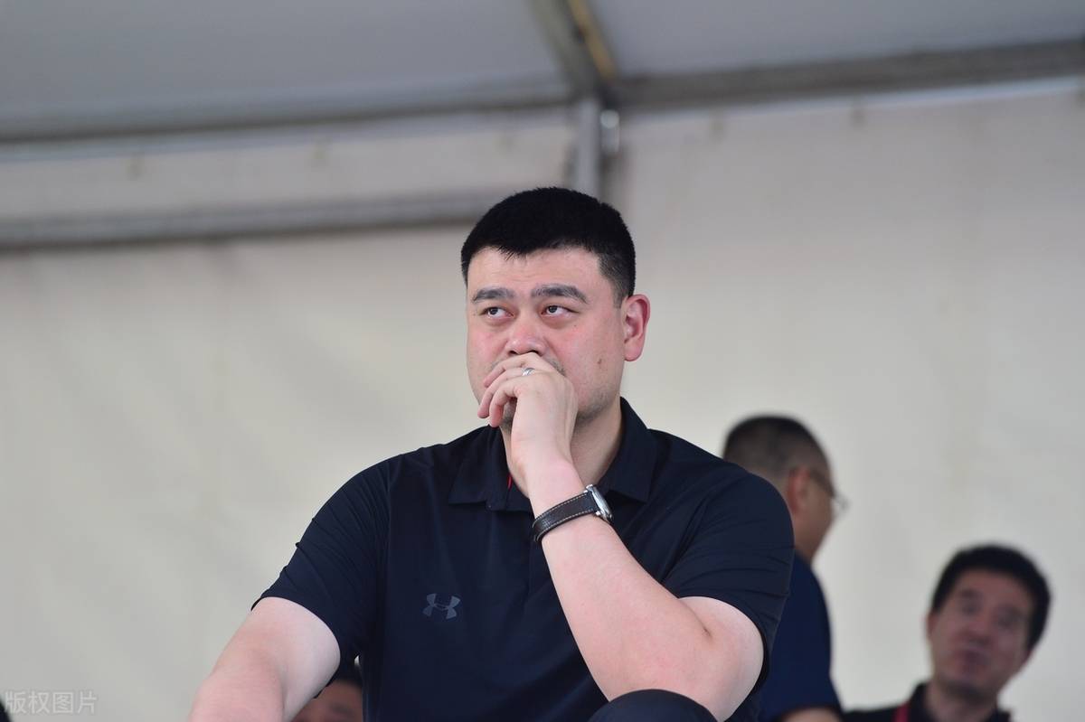 姚明现身美国，剪发、刮胡子、发胖、年轻焕发，身后张兆旭像保镖