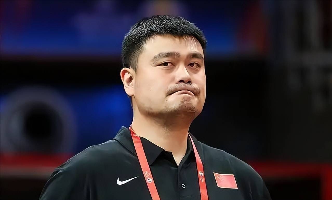 姚明现身美国，严重发福胖成普通人，身后张兆旭提着行李像保镖
