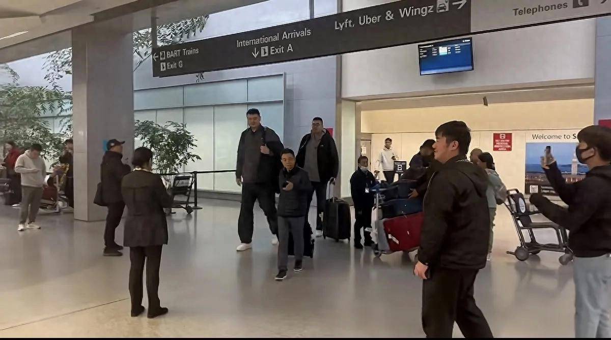 姚明现身美国，严重发福胖成普通人，身后张兆旭提着行李像保镖