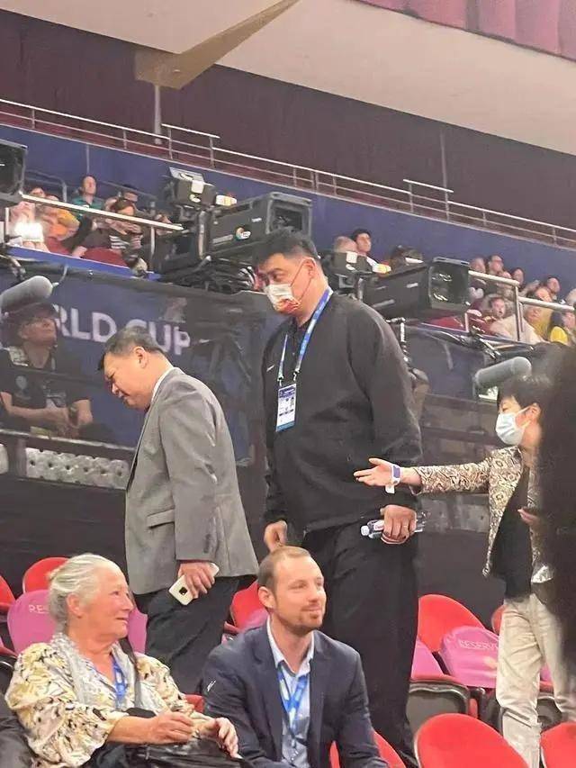 姚明现身美国，严重发福胖成普通人，身后张兆旭提着行李像保镖