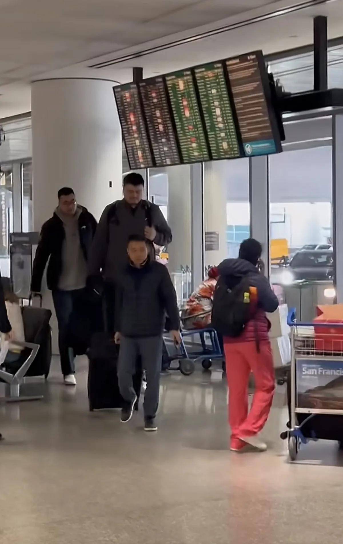 姚明现身美国，严重发福胖成普通人，身后张兆旭提着行李像保镖