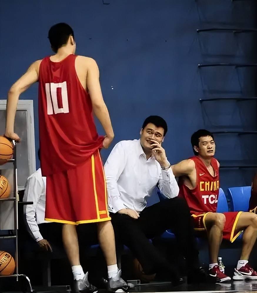 姚明现身美国，严重发福胖成普通人，身后张兆旭提着行李像保镖